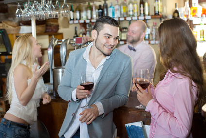 Flirten an der bar